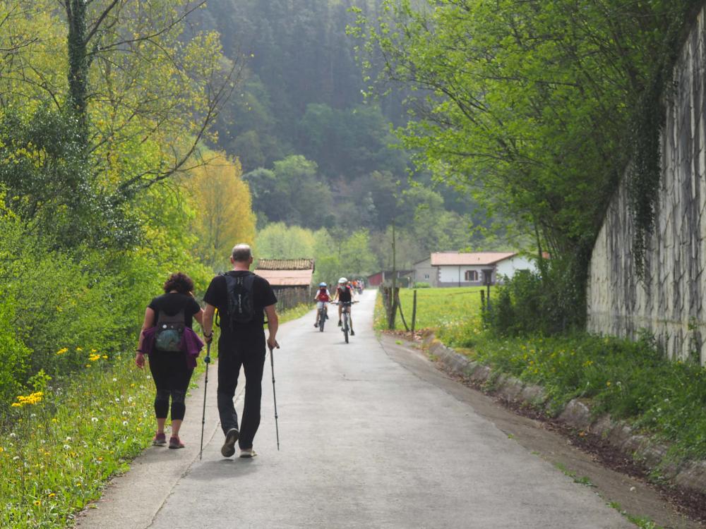 Pareja andando y niños en bici por la Vía Verde del Bidasoa